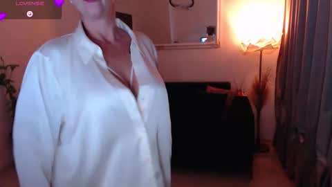 Snapshot of unfulfilledwife chatting on 11/14/25, 09:24 Eva online show from 11/14/25, 09:24