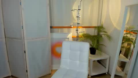 Snapshot of unicent chatting on 03/10/25, 09:29 Call me Mira thumbs up its make me happy online show from 03/10/25, 09:29