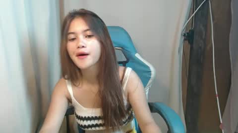 Snapshot of ur_prettyangel chatting on 02/15/26, 01:02 ur_prettyangel online show from 02/15/26, 01:02