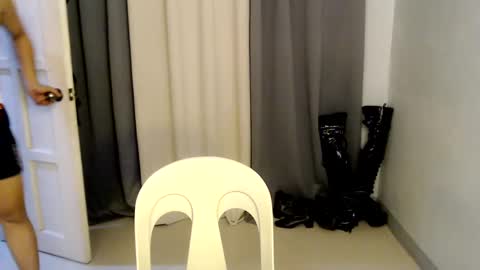 Snapshot of urasian_hardcockxx chatting on 01/14/25, 10:17 milly online show from 01/14/25, 10:17