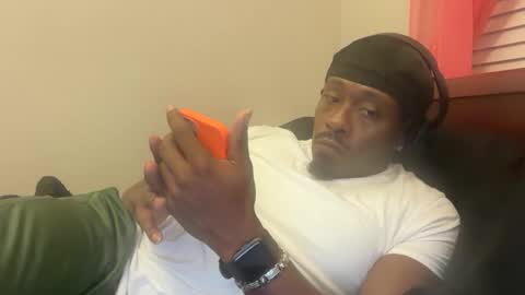 Snapshot of urbandick5 chatting on 11/10/25, 02:32 urbandick5 online show from 11/10/25, 02:32