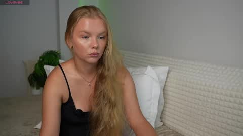 Snapshot of urblonde001 chatting on 06/07/26, 11:30 Ksenia Pterson online show from 06/07/26, 11:30