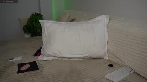 Snapshot of urblonde001 chatting on 06/14/26, 02:24 Ksenia Pterson online show from 06/14/26, 02:24