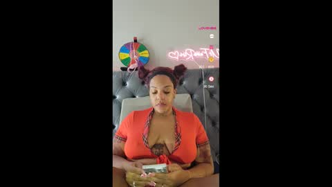 Snapshot of urfaveriri chatting on 10/20/25, 12:05 urfaveriri online show from 10/20/25, 12:05