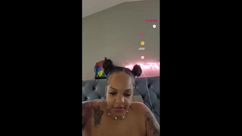 Snapshot of urfaveriri chatting on 11/08/25, 03:23 urfaveriri online show from 11/08/25, 03:23