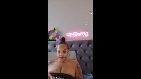 Snapshot of urfaveriri chatting on 11/10/25, 05:23 urfaveriri online show from 11/10/25, 05:23