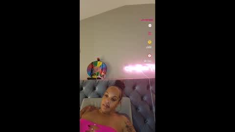 Snapshot of urfaveriri chatting on 11/15/25, 10:12 urfaveriri online show from 11/15/25, 10:12