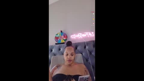 Snapshot of urfaveriri chatting on 11/22/25, 03:11 urfaveriri online show from 11/22/25, 03:11