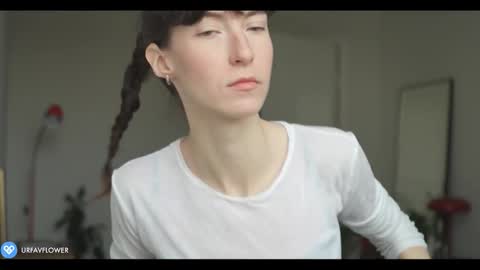 Snapshot of urfavflwers chatting on 11/23/25, 12:27 Aleksandra online show from 11/23/25, 12:27