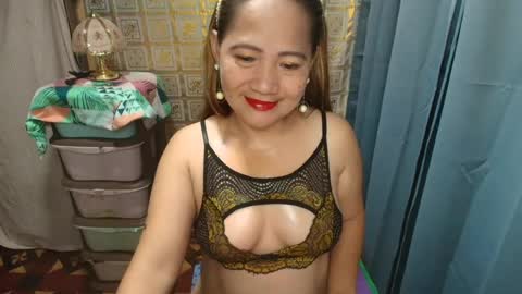 Snapshot of urhotmomzoey chatting on 07/11/26, 05:48 urhotmomzoey online show from 07/11/26, 05:48