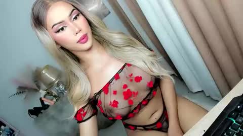 Snapshot of urlovelyangelts chatting on 10/21/25, 05:35 ANGEL online show from 10/21/25, 05:35