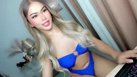 Snapshot of urlovelyangelts chatting on 10/29/25, 04:42 ANGEL online show from 10/29/25, 04:42