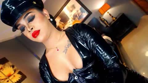 Snapshot of urmajestytyra chatting on 10/28/25, 01:09 UrMajestyTyra online show from 10/28/25, 01:09