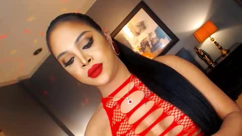 Snapshot of urmajestytyra chatting on 12/17/25, 01:00 UrMajestyTyra online show from 12/17/25, 01:00