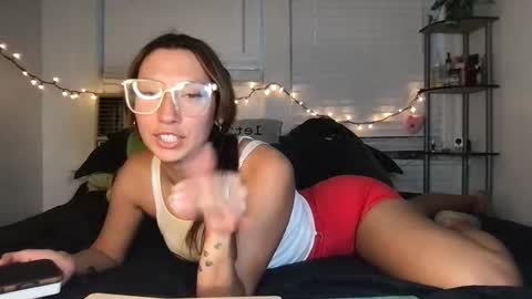 Snapshot of ursweetestlilly chatting on 09/27/25, 01:43 Lily online show from 09/27/25, 01:43