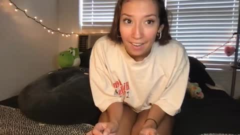 Snapshot of ursweetestlilly chatting on 10/01/25, 03:07 Lily online show from 10/01/25, 03:07