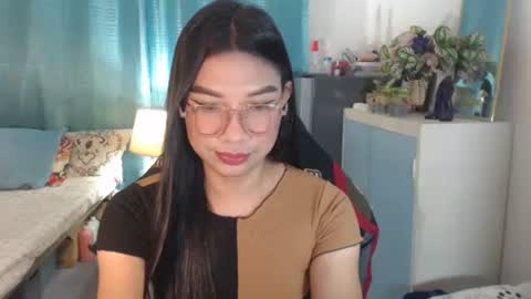 Snapshot of urwetasianprincessxx chatting on 12/17/25, 12:11 Ashley Kate Mateo Gray online show from 12/17/25, 12:11