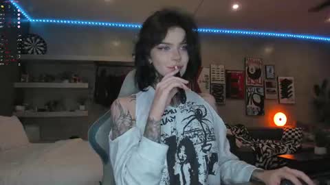 Snapshot of uwu_eva chatting on 06/10/26, 10:14 Eva online show from 06/10/26, 10:14