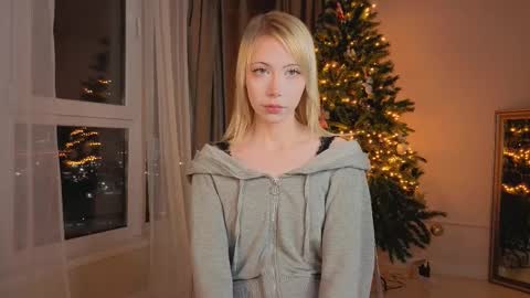 Snapshot of uwu_flower chatting on 02/17/26, 01:51 Chloe online show from 02/17/26, 01:51