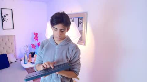 Snapshot of uyukie chatting on 10/07/25, 12:02 UYUKIE online show from 10/07/25, 12:02