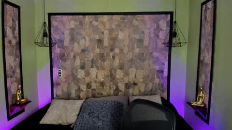 Snapshot of uyukie chatting on 10/18/25, 11:33 UYUKIE online show from 10/18/25, 11:33