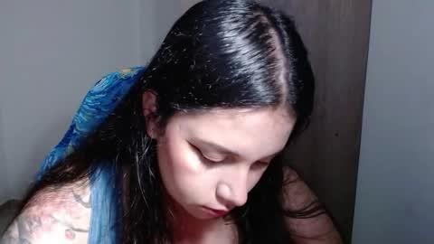 Snapshot of v_vennus chatting on 10/17/25, 07:00 Vennus online show from 10/17/25, 07:00