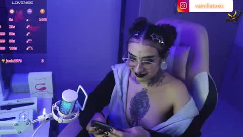 Vainilla Independent model online show from 10/01/25, 11:44