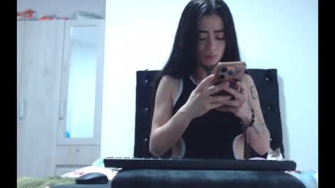 Snapshot of vaiolet_miss2 chatting on 12/19/25, 06:42 vaiolet online show from 12/19/25, 06:42