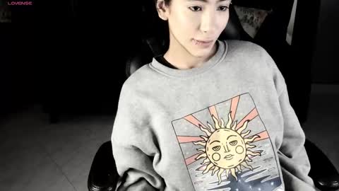 Snapshot of vaiolethsan chatting on 12/21/25, 11:50 Vaioleth online show from 12/21/25, 11:50