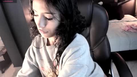 Snapshot of vaiolethsan chatting on 02/11/26, 07:52 Vaioleth online show from 02/11/26, 07:52