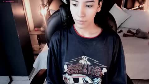 Snapshot of vaiolethsan chatting on 02/16/26, 08:05 Vaioleth online show from 02/16/26, 08:05