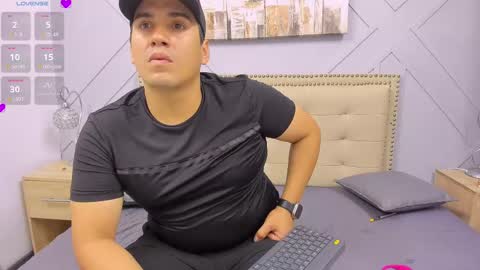 Snapshot of vale_n_matt chatting on 09/10/25, 04:12 Samantha y Matt online show from 09/10/25, 04:12