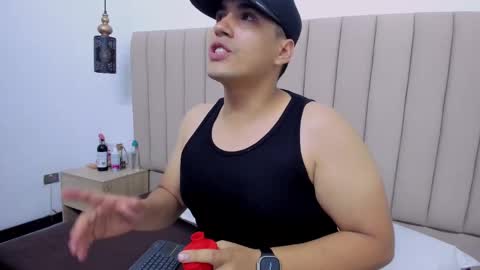 Snapshot of vale_n_matt chatting on 09/26/25, 03:32 Samantha y Matt online show from 09/26/25, 03:32