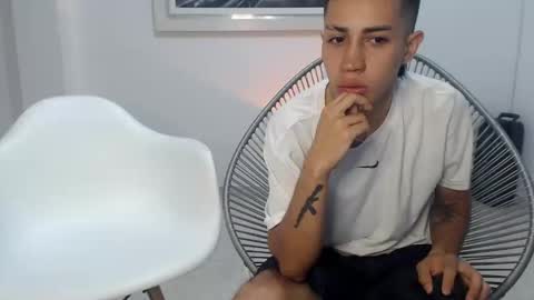 Snapshot of valen_and_paul_ chatting on 11/18/25, 05:23 valen paul online show from 11/18/25, 05:23