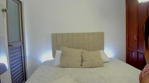 Snapshot of valen_sweet01 chatting on 10/28/25, 02:20 valentina online show from 10/28/25, 02:20