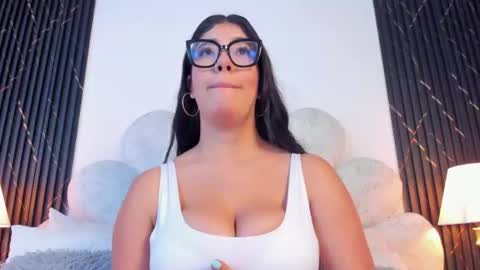 Snapshot of valenrosse_ chatting on 07/13/26, 11:02 Valen online show from 07/13/26, 11:02