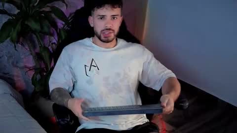 Snapshot of valenthinoking chatting on 09/23/25, 01:08 valenthinoking online show from 09/23/25, 01:08