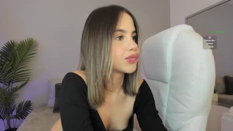 Snapshot of valentina_m17 chatting on 01/23/25, 11:36 VALENTINA online show from 01/23/25, 11:36