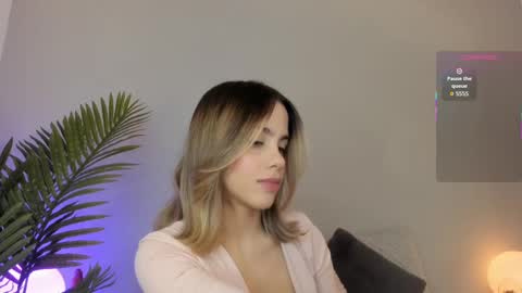 Snapshot of valentina_m17 chatting on 09/14/25, 01:05 VALENTINA online show from 09/14/25, 01:05