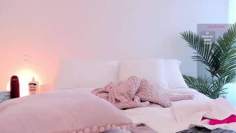 Snapshot of valentina_m17 chatting on 12/13/25, 10:37 VALENTINA online show from 12/13/25, 10:37