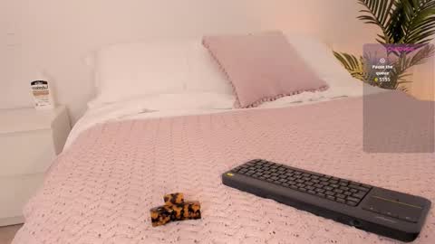 Snapshot of valentina_m17 chatting on 12/17/25, 11:00 VALENTINA online show from 12/17/25, 11:00