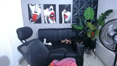 Snapshot of valentina_mature chatting on 06/22/26, 11:35 Valentina online show from 06/22/26, 11:35