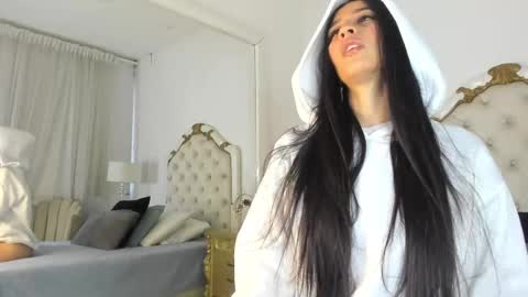 Snapshot of valentina_ross_ chatting on 02/13/25, 12:21 Valentina online show from 02/13/25, 12:21