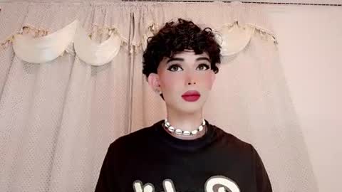 Snapshot of valentinne_marian chatting on 12/18/25, 05:35 Marian online show from 12/18/25, 05:35