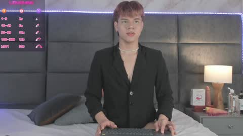 valentino moon online show from 12/17/24, 02:44