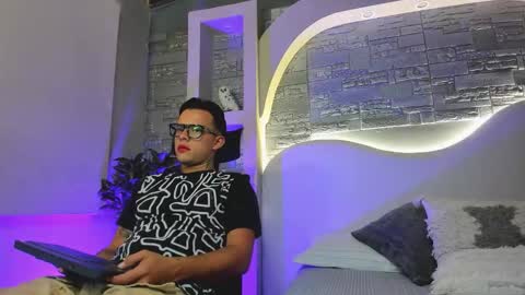 valentino_moretti online show from 12/01/25, 01:05