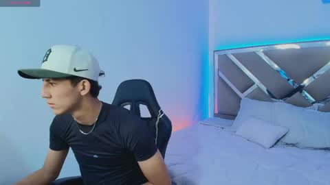 valentino_rey online show from 04/15/26, 12:01