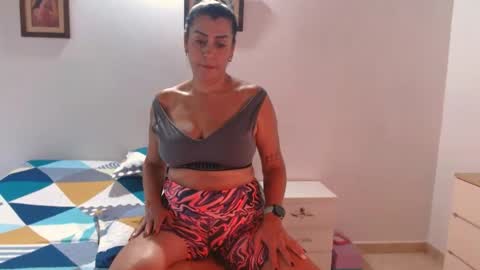 Snapshot of valeria_0511 chatting on 01/28/25, 11:07 marcela online show from 01/28/25, 11:07