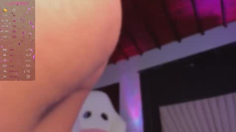 Snapshot of valeria_uribe22 chatting on 02/14/25, 11:53 online show from 02/14/25, 11:53