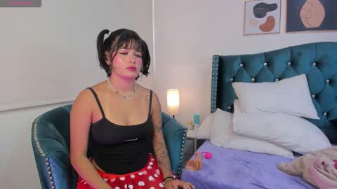 Snapshot of valery_jame chatting on 12/17/25, 07:42 Valery online show from 12/17/25, 07:42